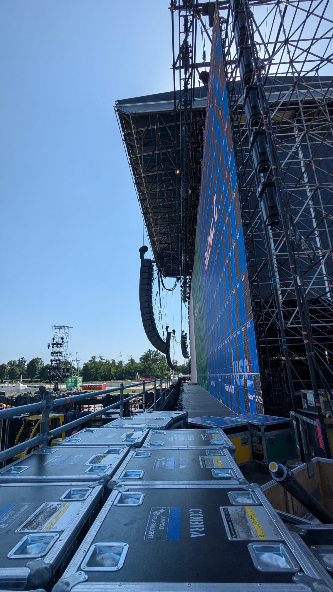 Tecnico che sale in quota su una torre di rigging.