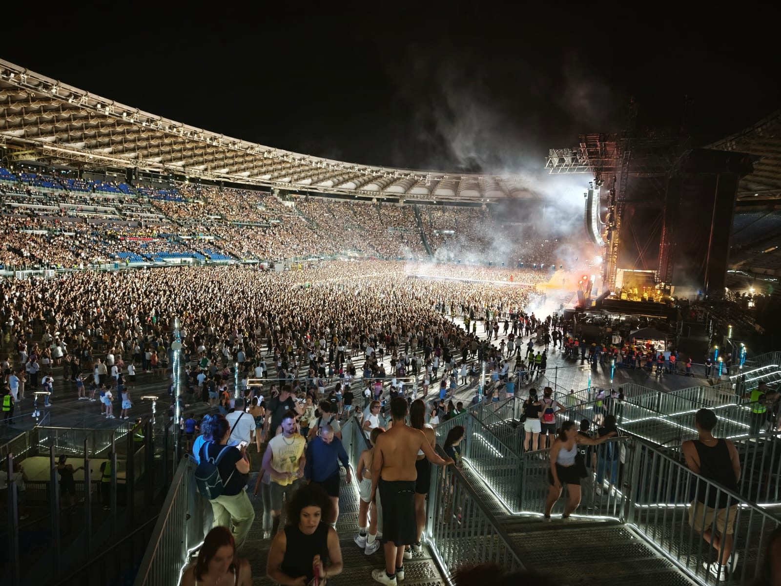 Stadio gremito davanti al palco con rig completo.