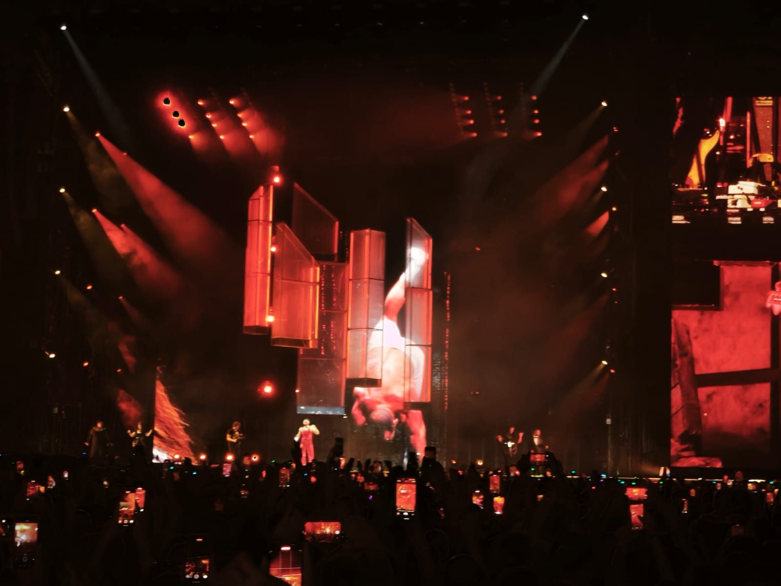 Show con scenografia illuminata e fasci di luce.