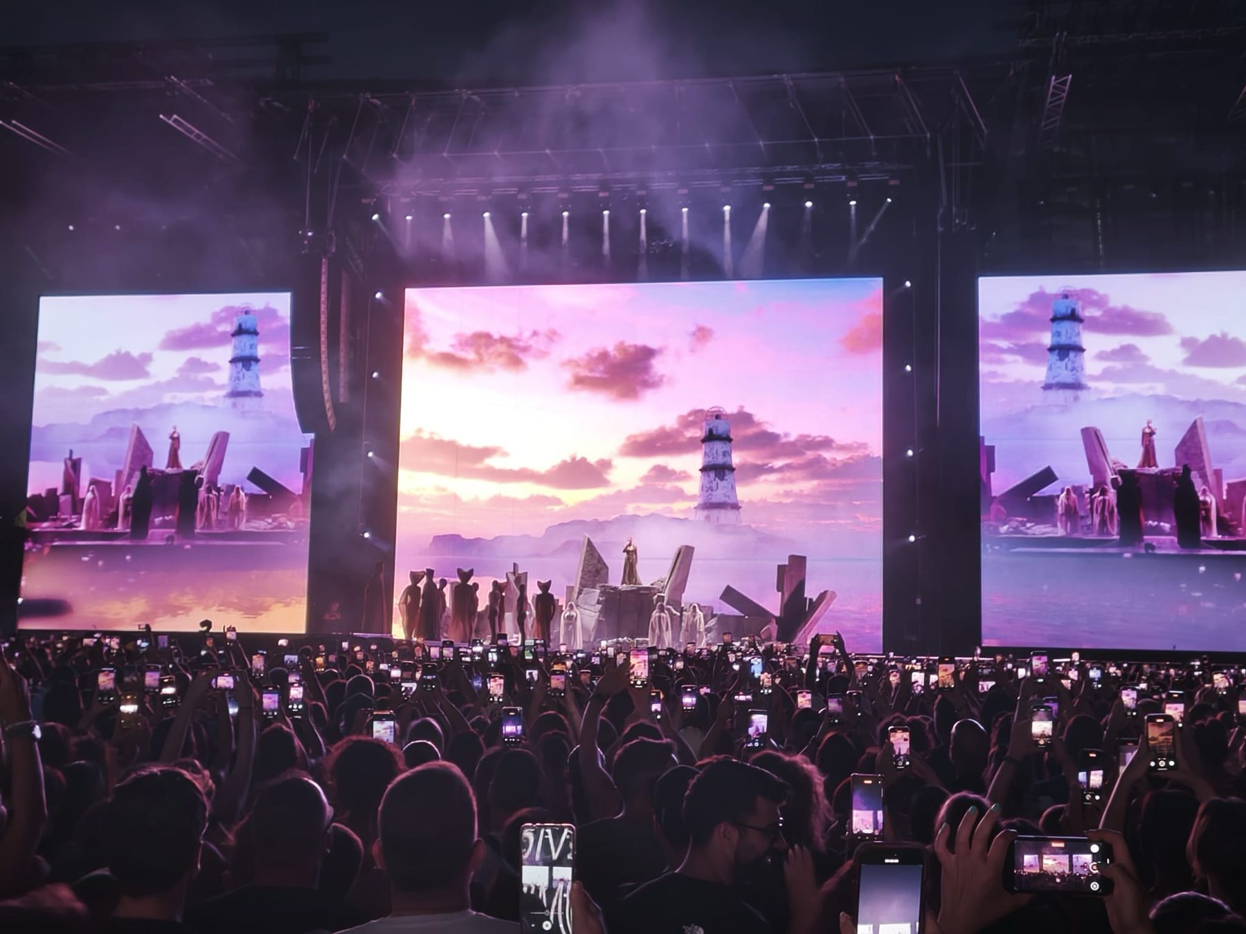 Maxischermo e pubblico durante lo show.
