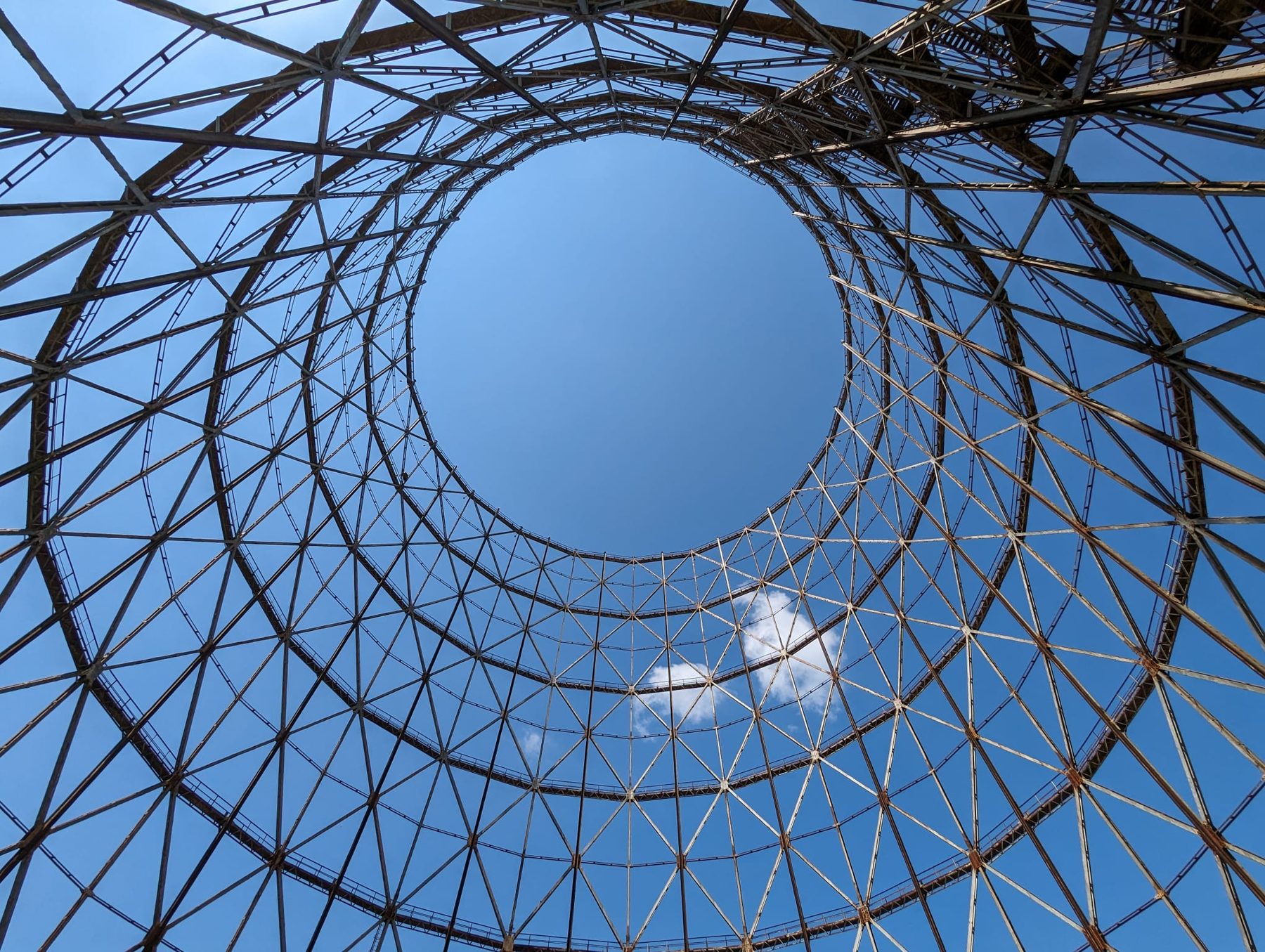 Cupola strutturale vista dal basso, geometria circolare di truss.
