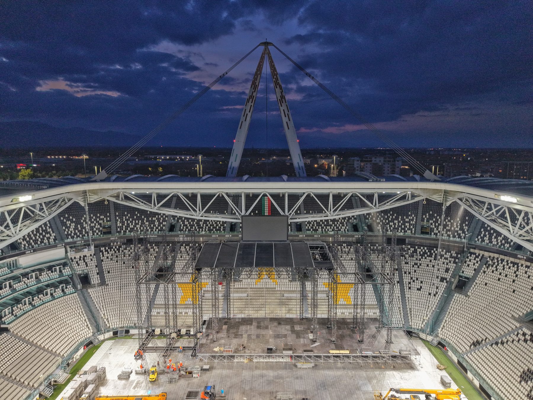 Allestimento del palco di un concerto in uno stadio, vista dall'alto.