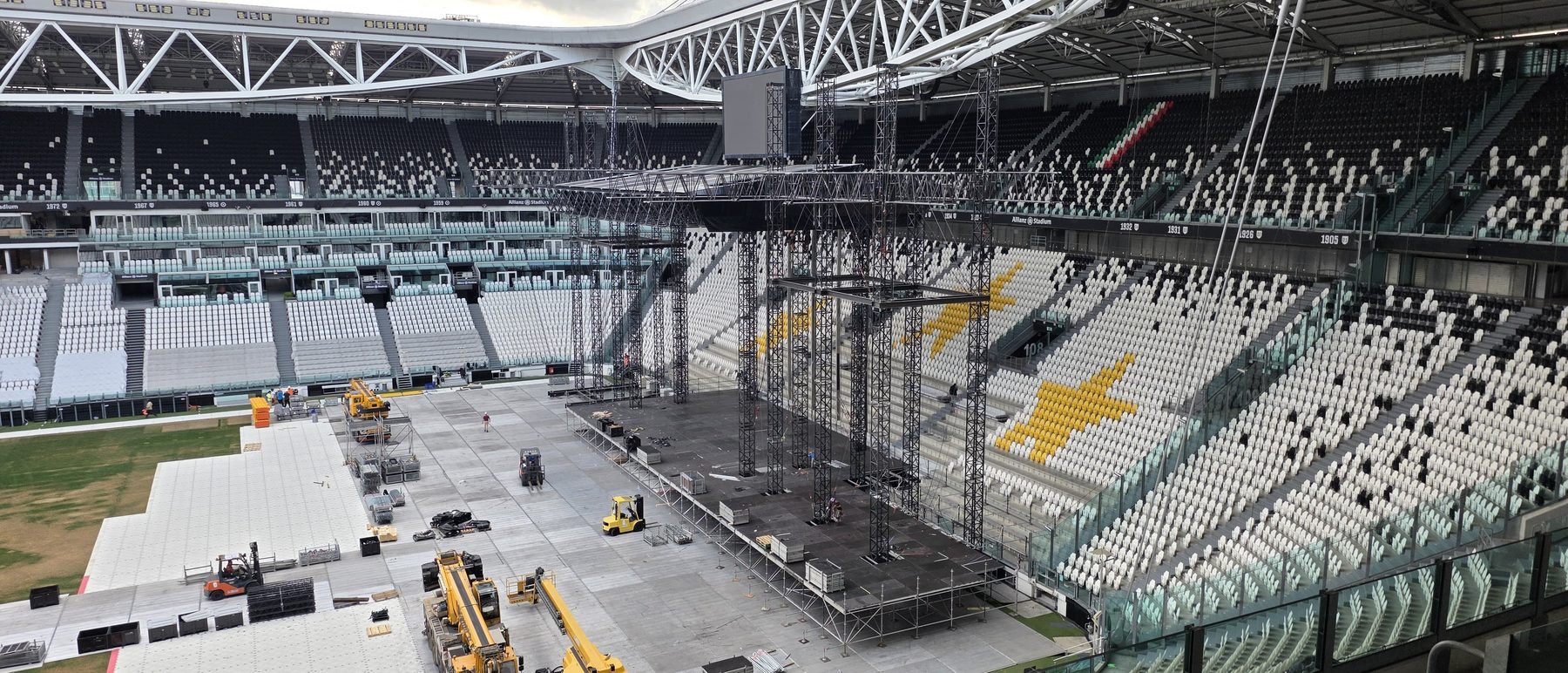 Palco e struttura di un concerto in uno stadio, panoramica.