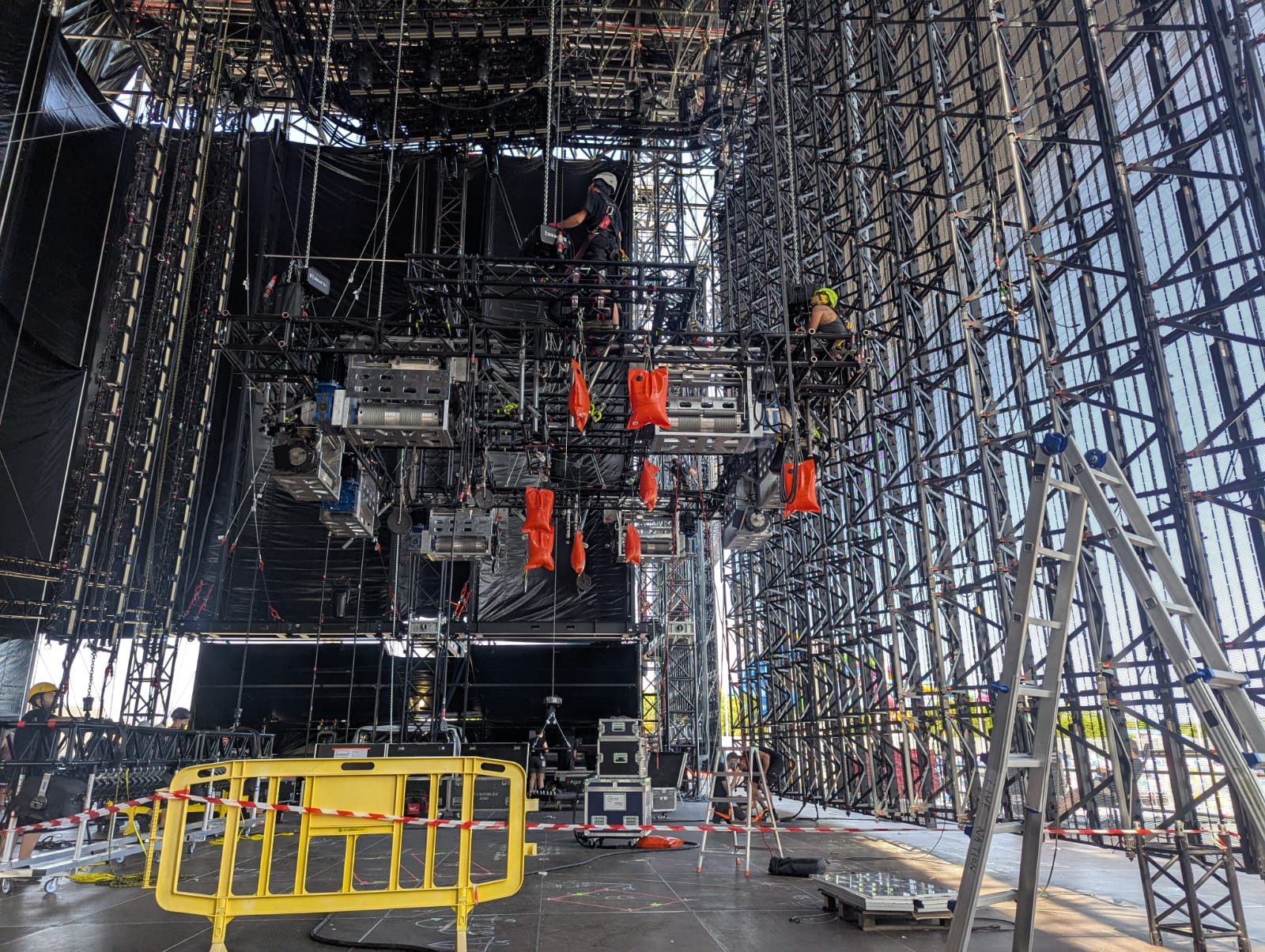 Griglia di truss backstage con segnaletica di sicurezza.