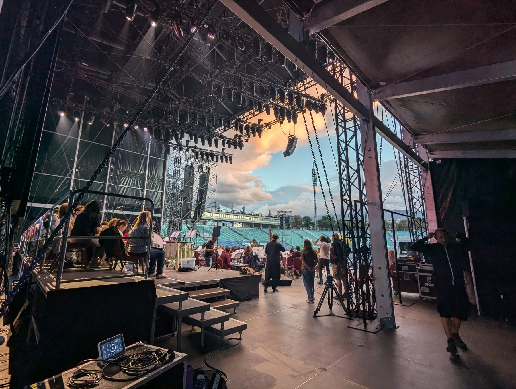 Interno di venue con struttura di rigging completa.
