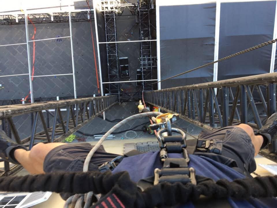 Allestimento strutturale con postazioni tecniche.