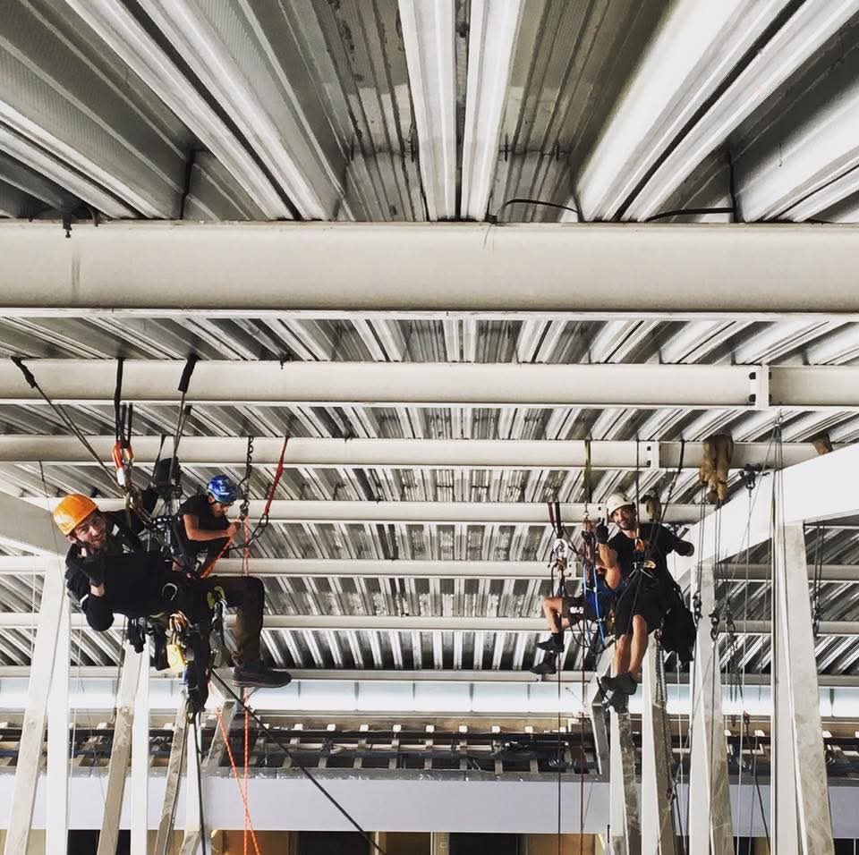 Struttura di truss con tecnici al lavoro in quota.